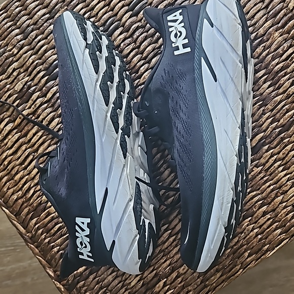 HOKA Clifton 8 Size 9.5B - Picture 4 of 5